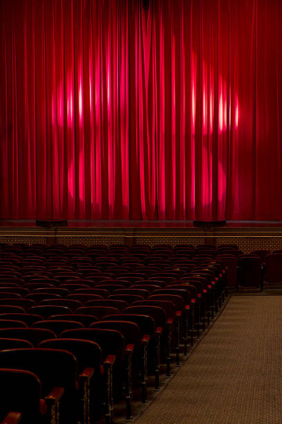 pasillo vista de oscuro con cortinas de terciopelo rojo teatro - stage theater theatrical performance curtain seat fotografías e imágenes de stock