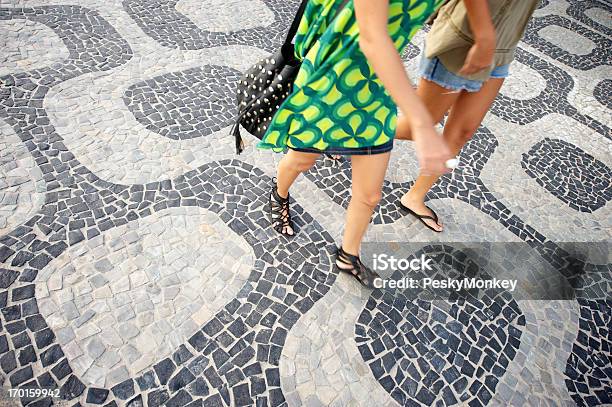 Photo libre de droit de Tenue Vif Contraste Avec La Promenade Dipanema À Rio De Janeiro banque d'images et plus d'images libres de droit de Marcher