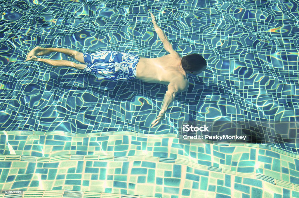 Man schwimmt Unterwasser blauen Fliesen Pool - Lizenzfrei Schwimmen Stock-Foto