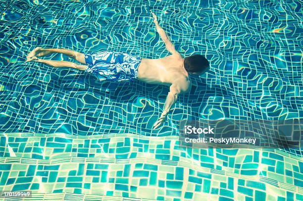 Man Schwimmt Unterwasser Blauen Fliesen Pool Stockfoto und mehr Bilder von Schwimmen - Schwimmen, Ansicht aus erhöhter Perspektive, Schwimmtrainings-Becken