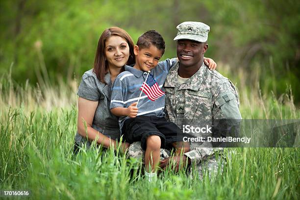 Photo libre de droit de Real Américaine Famille De Militaires banque d'images et plus d'images libres de droit de Armée - Armée, Famille, Enfant