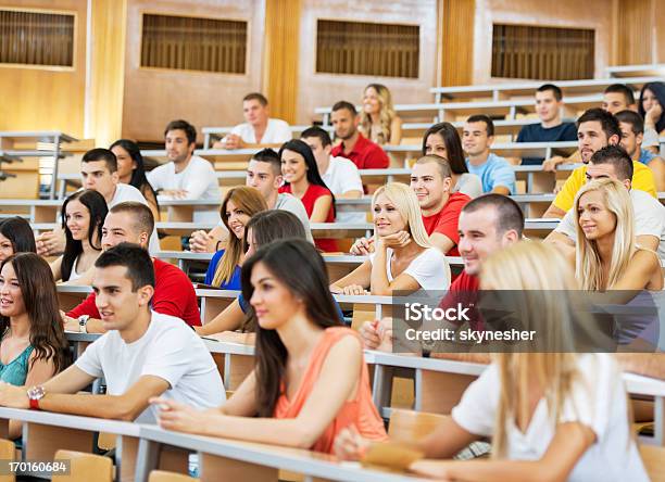 Photo libre de droit de Grand Groupe Détudiants À Lamphithéâtre De Luniversité banque d'images et plus d'images libres de droit de Étudiant