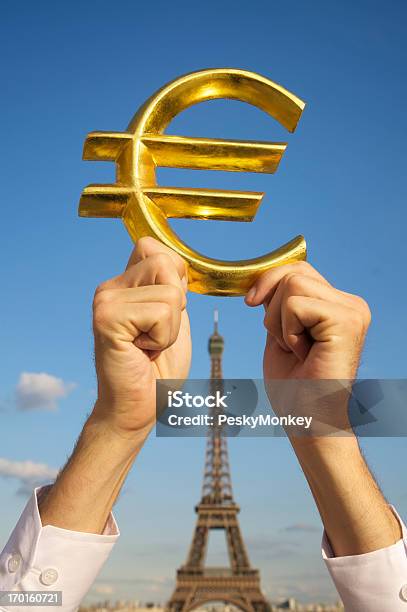 Manos Organice Golden Euro De Símbolo De La Torre Eiffel Foto de stock y más banco de imágenes de Agarrar