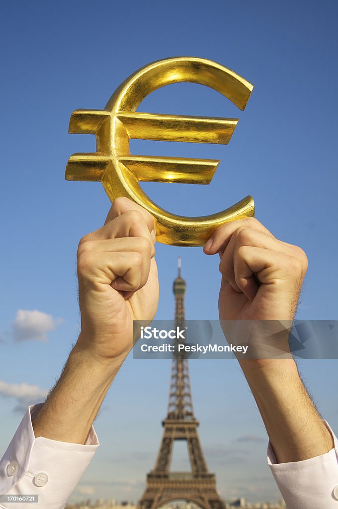 Руки держите золотой Euro Currency Symbol на Эйфелеву башню - Стоковые фото Бизнес роялти-фри