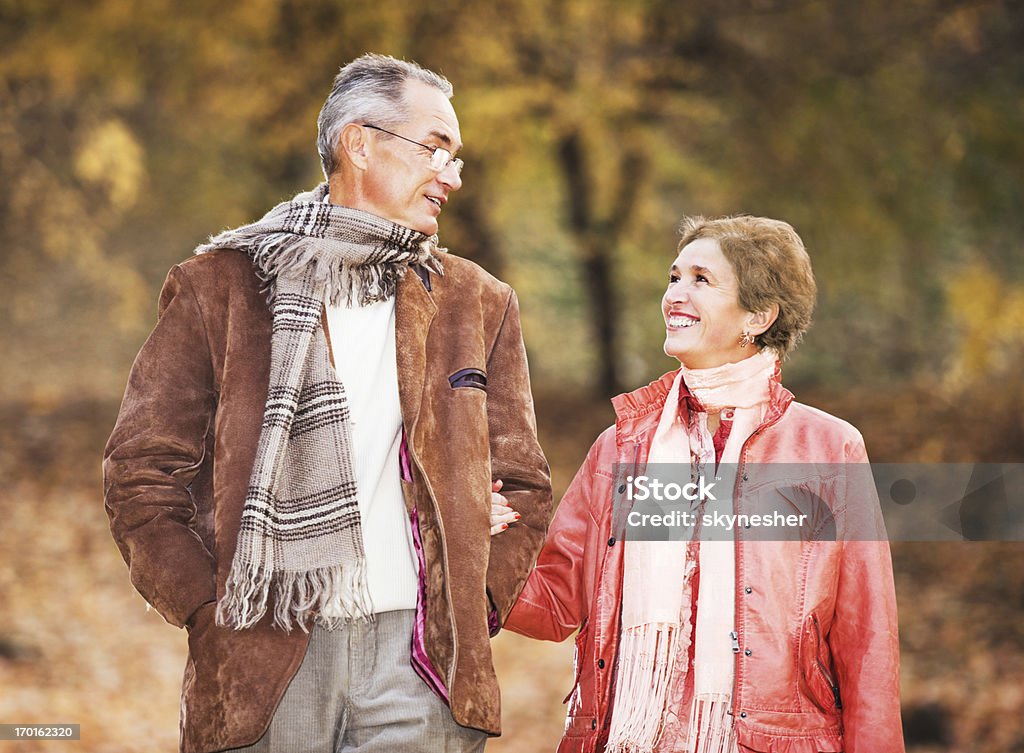 Beau couple d'âge mûr à pied dans le parc. - Photo de Activité libre de droits