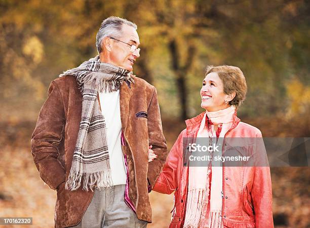 Photo libre de droit de Beau Couple Dâge Mûr À Pied Dans Le Parc banque d'images et plus d'images libres de droit de Activité - Activité, Activité de loisirs, Activité physique