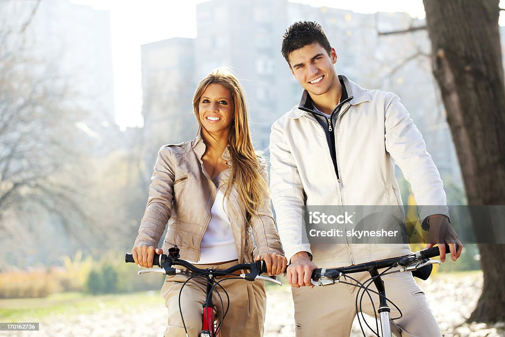 Beau couple promenades en vélos sur une journée d'automne - Photo de Activité libre de droits