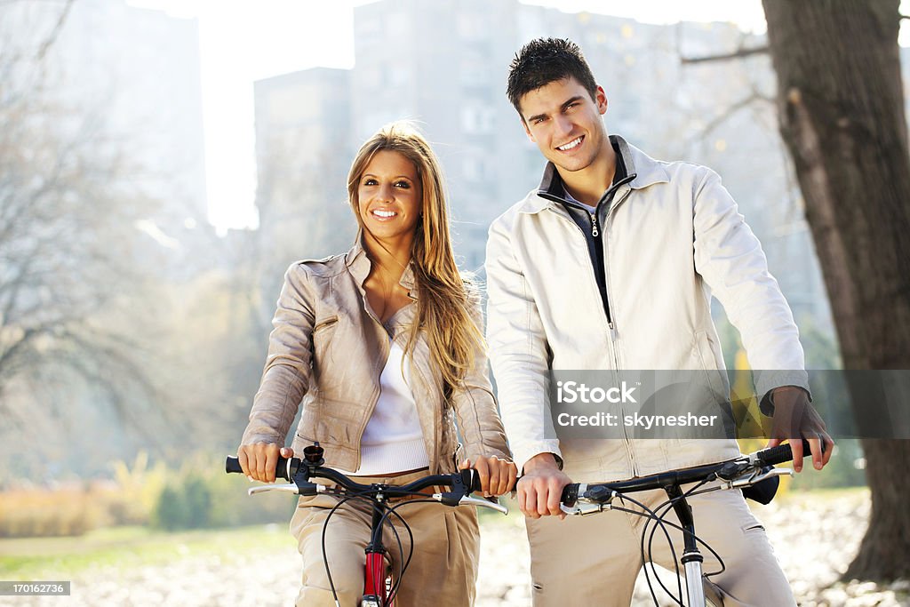 Belo Casal passeia bicicletas em um dia de outono - Royalty-free Adulto Foto de stock