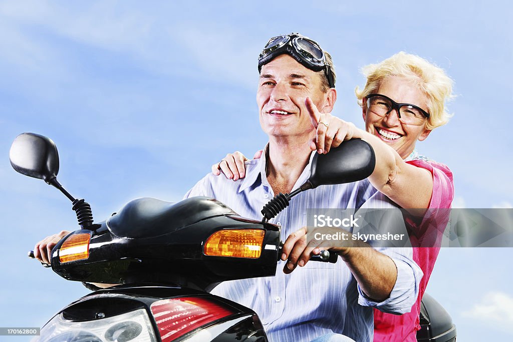 Pareja madura en una motocicleta - Foto de stock de Actividad libre de derechos