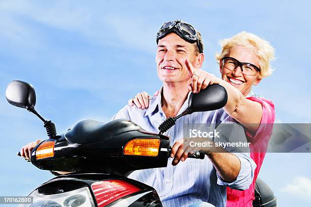 성숙한 커플입니다 한 Motorbike Racer 2명에 대한 스톡 사진 및 기타 이미지 - 2명, 건강한 생활방식, 공유-개념