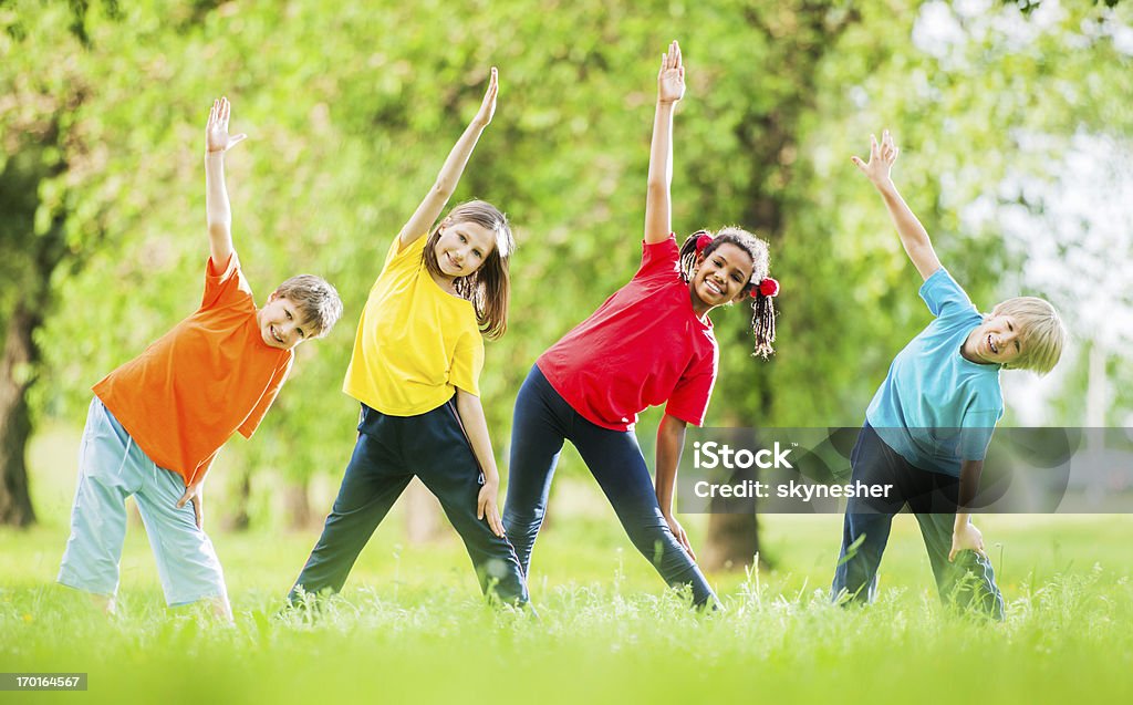 Fröhliche Kinder tun stretching-Übungen. - Lizenzfrei Afro-amerikanischer Herkunft Stock-Foto