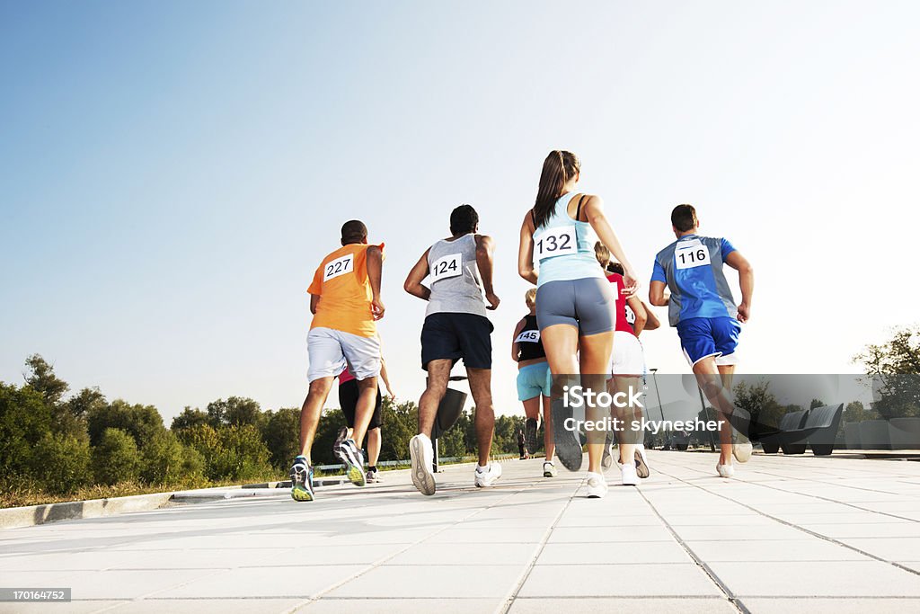 Grupo de corredores en una maratón raza - Foto de stock de Vista posterior libre de derechos
