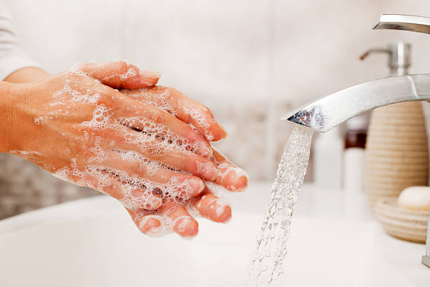 pessoa irreconhecível lavar as mãos. - one person sink washing hands bathroom - fotografias e filmes do acervo