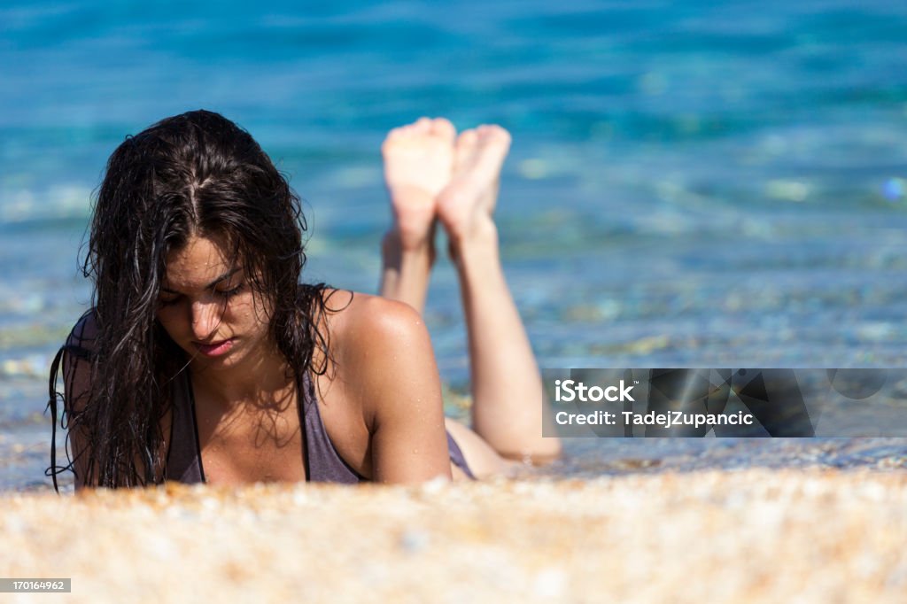 Woman lying en el mar - Foto de stock de Acostado libre de derechos