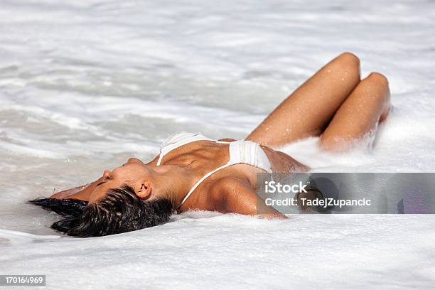 若い女性のビーチに横たわる - しぶきを上げるのストックフォトや画像を多数ご用意 - しぶきを上げる, アウトフォーカス, イオニア諸島