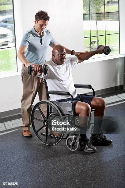 Fizjoterapeuta Pomaga Pacjentowi W Wózek Inwalidzki - zdjęcia stockowe i więcej obrazów Wózek inwalidzki