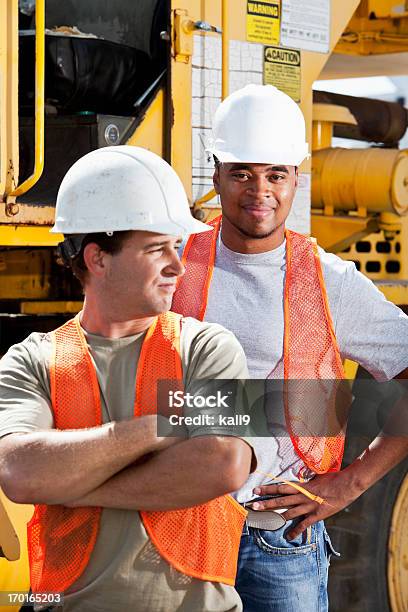 Trabalhadores Industriais Seguinte Para Guindaste - Fotografias de stock e mais imagens de Retrato - Retrato, Trabalhador da Construção Civil, 20-29 Anos