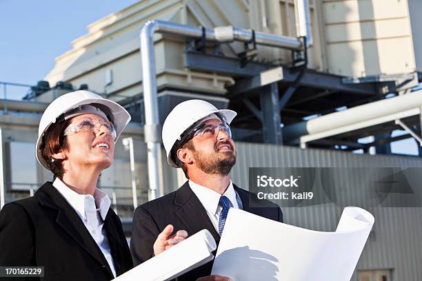 Manager Mit Plänen In Der Powergenerationcenter Stockfoto und mehr Bilder von Außenaufnahme von Gebäuden - Außenaufnahme von Gebäuden, Elektrizität, Energieindustrie