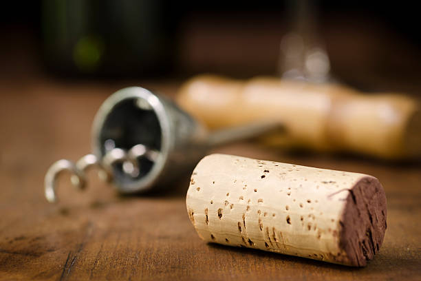 Corcho de vino, sacacorchos, copa de vino, botellas y Horizontal - foto de stock