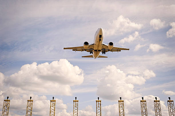 avión viaja a las pistas de aterrizaje, con luces steenokkerzeel aeropuerto de bruselas, bélgica. - runway airplane landing landing light fotografías e imágenes de stock