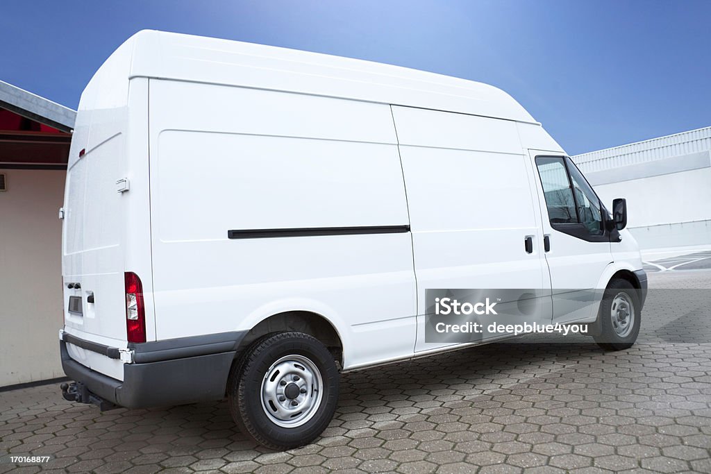 Biały Van na parkingu czeka na następne zamówienie - Zbiór zdjęć royalty-free (Minivan)