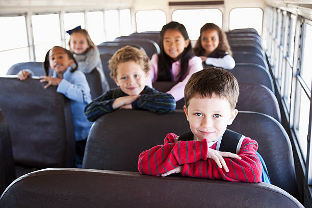 bambini seduti all'interno di scuola bus - sc0536 foto e immagini stock