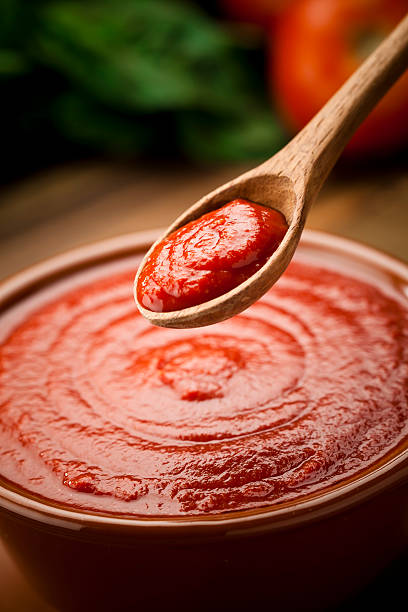 salsa de tomate - salsa de tomate fotos fotografías e imágenes de stock