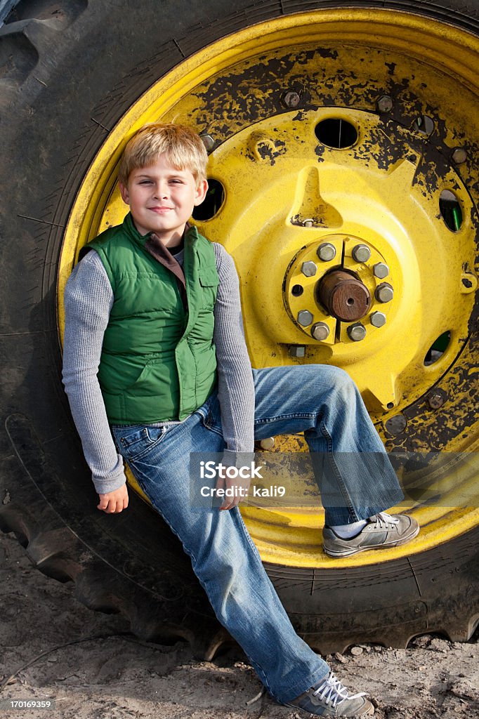 Boy de tractor rueda - Foto de stock de Granja libre de derechos