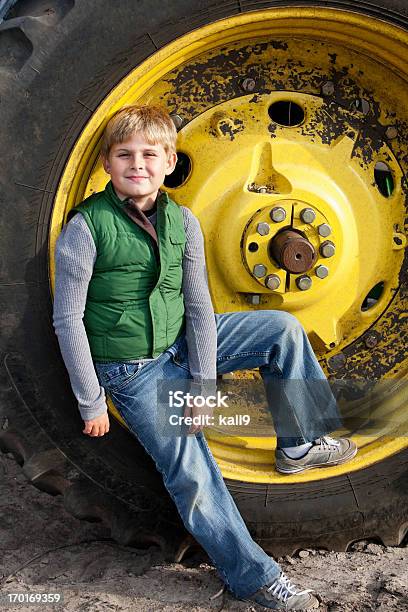 Boy De Tractor Rueda Foto de stock y más banco de imágenes de Granja - Granja, Niños, 8-9 años