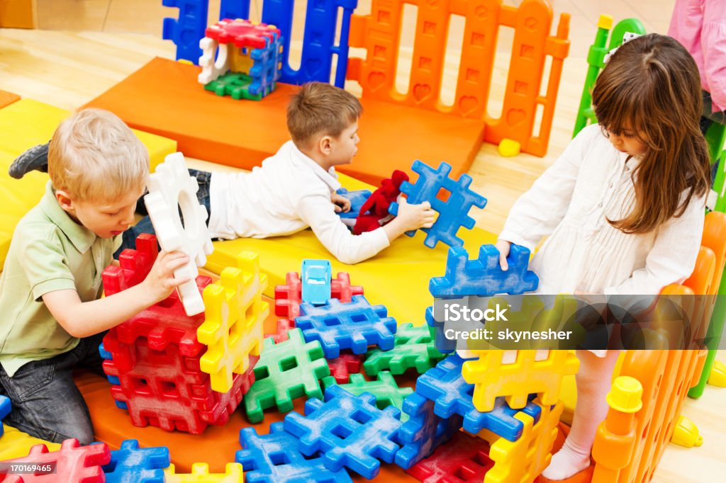 Niños bloques de apilamiento. - Foto de stock de 4-5 años libre de derechos