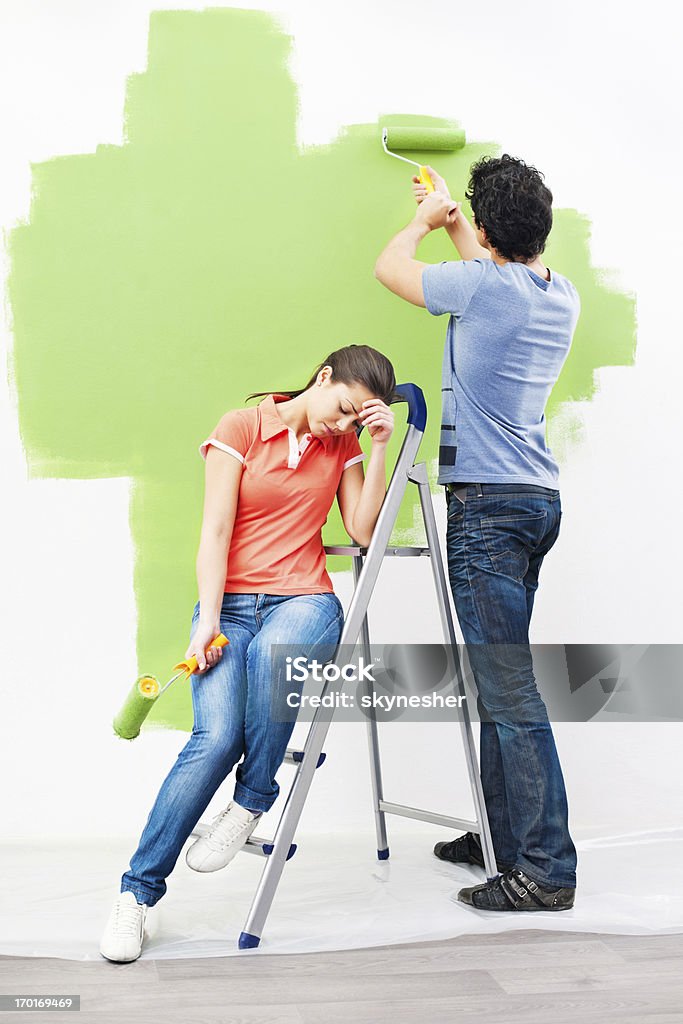 Casal jovem pintando juntas. - Foto de stock de Adulto royalty-free