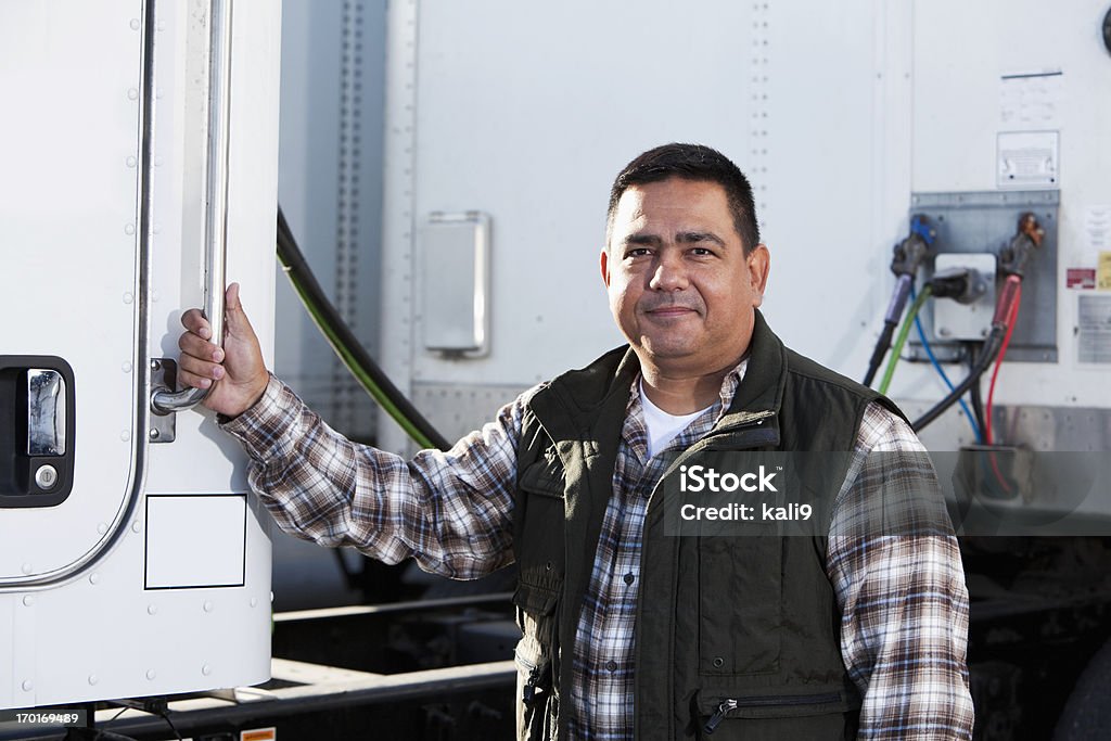 Hispanic truck driver - Lizenzfrei Lastwagenfahrer Stock-Foto