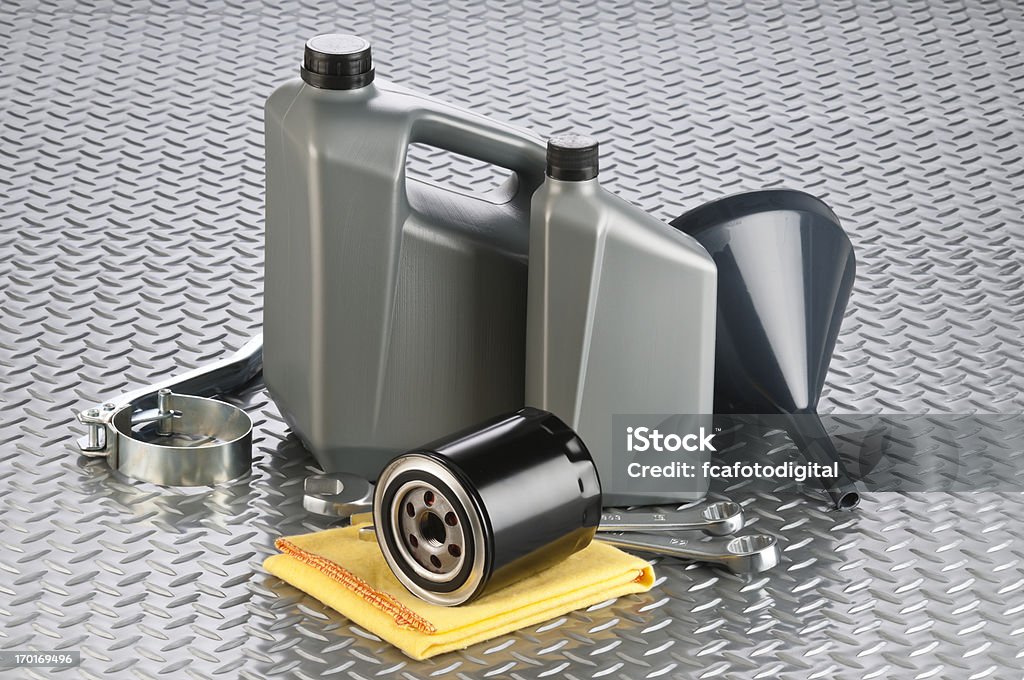Motor oil canisters mit tools auf Diamant Platte Hintergrund - Lizenzfrei Motoröl Stock-Foto