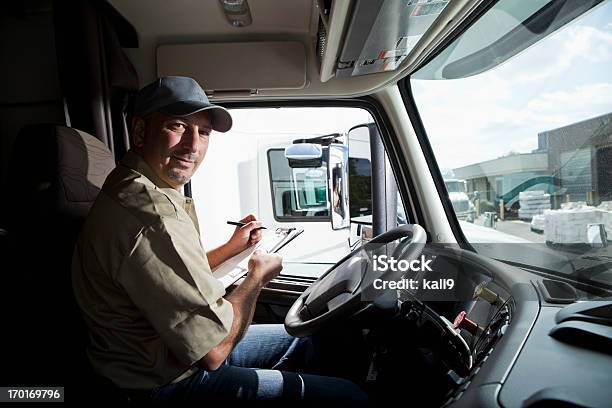 Camionista Seduto In Cabina Di Semicamion - Fotografie stock e altre immagini di Guidare - Guidare, Autista - Mestiere, TIR