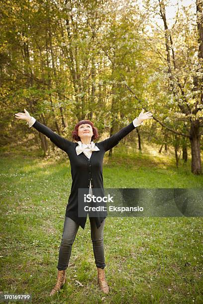 Photo libre de droit de Heureux Pour Le Printemps Et Le Soleil banque d'images et plus d'images libres de droit de Femmes - Femmes, Une seule femme, 45-49 ans