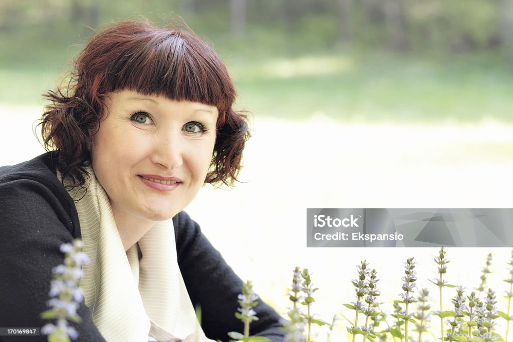 Entspannte Ältere Frau in der Natur im Frühjahr - Lizenzfrei Blaue Augen Stock-Foto