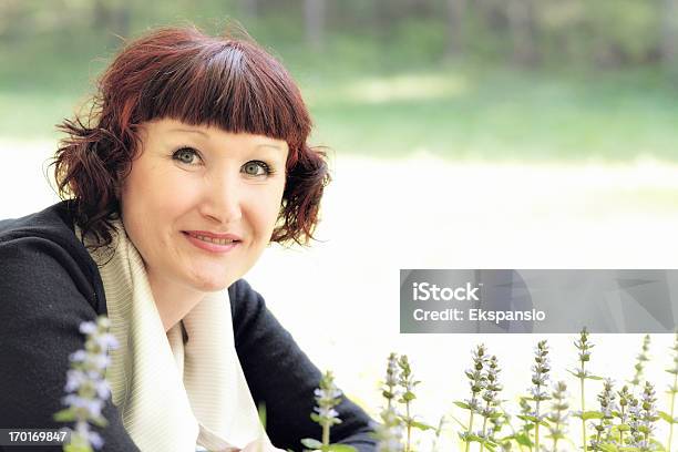 Entspannte Ältere Frau In Der Natur Im Frühjahr Stockfoto und mehr Bilder von Blaue Augen - Blaue Augen, Blick in die Kamera, Blume