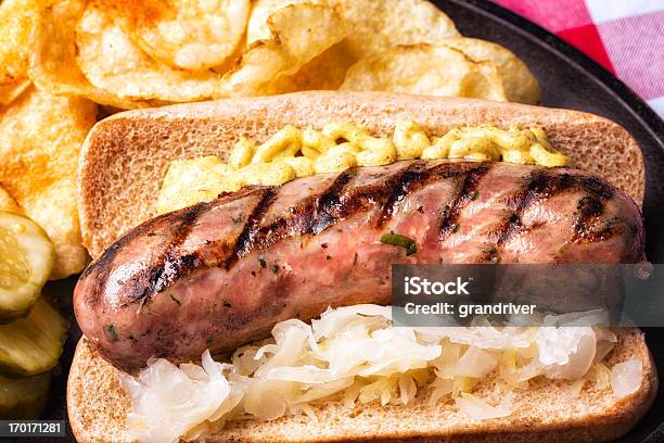 Bratwurst With Mustard And Saurkraut-foton och fler bilder på Bratwurst - Bratwurst, Sandwich, Korv