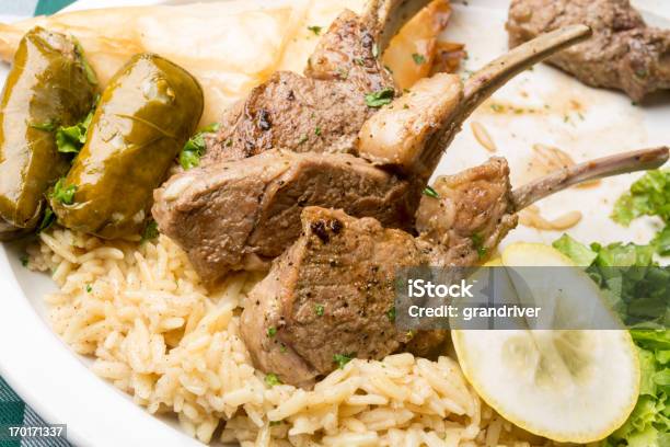 Griechische Lammkoteletts Mit Dolmades Salat Und Tiropita Stockfoto und mehr Bilder von Griechenland