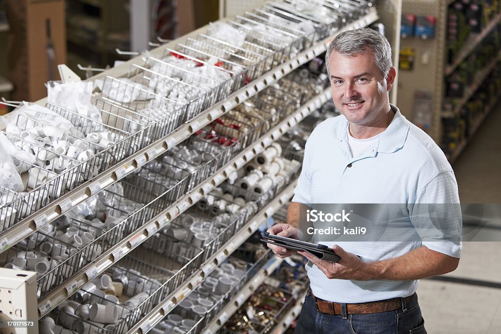 Trabalhador em loja de ferragens que o estoque - Foto de stock de Loja de Ferragens royalty-free