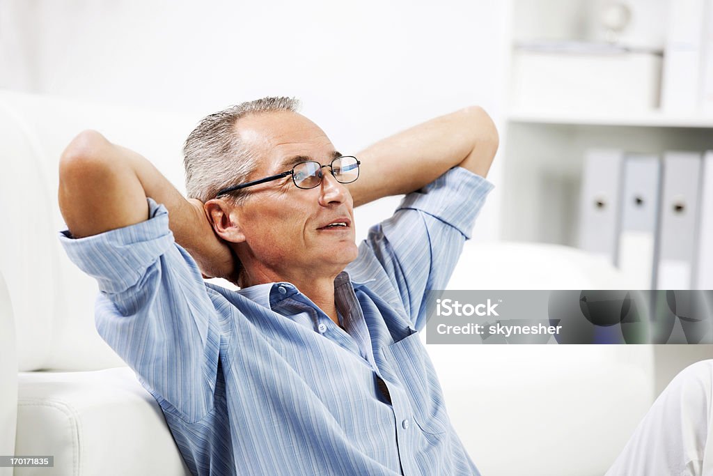 Dojrzały mężczyzna odpoczynek w domu. - Zbiór zdjęć royalty-free (Aktywni seniorzy)
