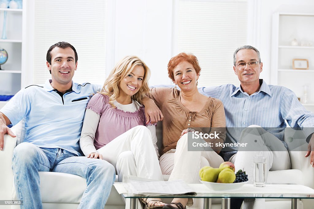 Senior adultos con sus hijos adultos como en su hogar. - Foto de stock de 30-39 años libre de derechos