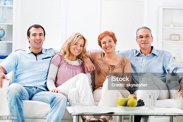 Senior Adultos Con Sus Hijos Adultos Como En Su Hogar Foto de stock y más banco de imágenes de 30-39 años