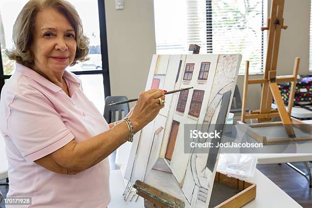 Mulher Idosa Na Aula De Arte - Fotografias de stock e mais imagens de Aula de Arte - Aula de Arte, Terceira idade, 50 Anos