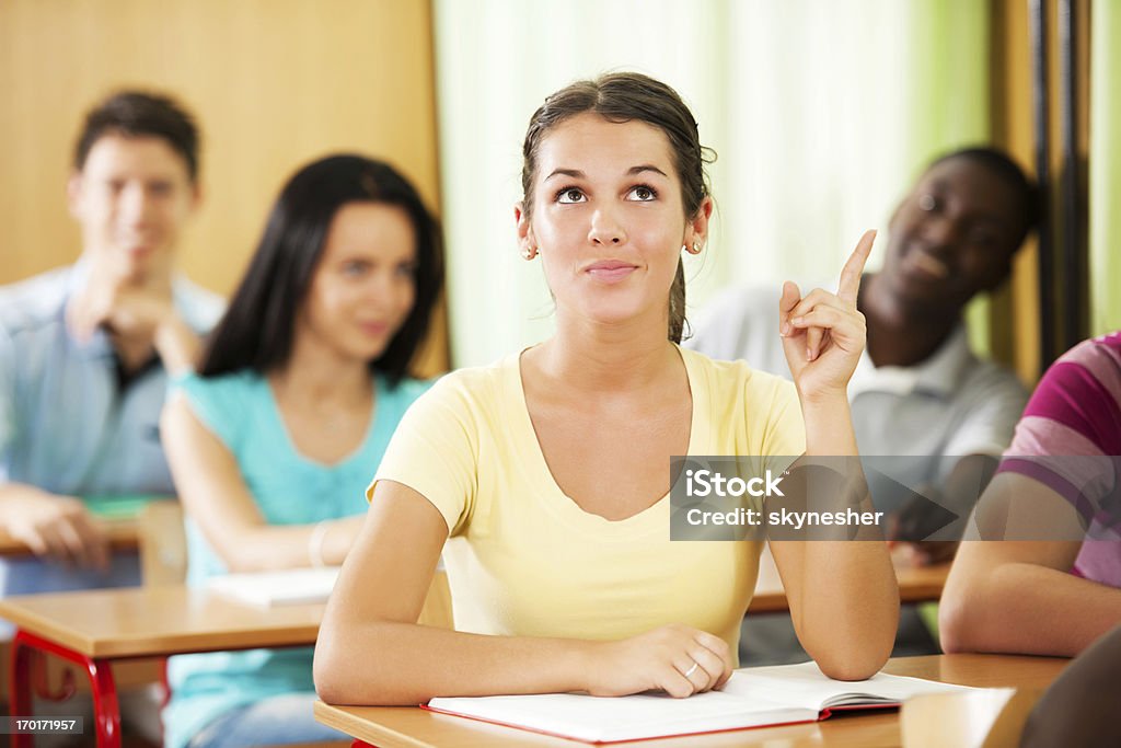 Menina adolescente pensativo sentada na sala de aulas. - Royalty-free Adolescente Foto de stock
