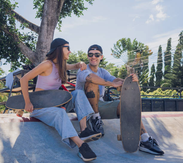 junges glückliches paar mit skateboards genießt longboarden im skatepark - 18806 stock-fotos und bilder