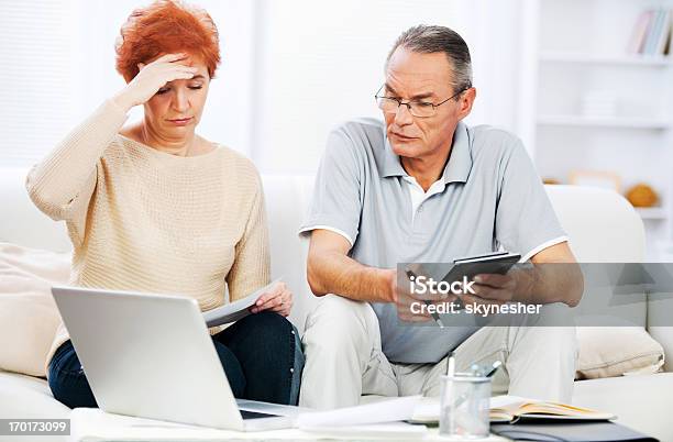 Coppia Di Pensionati Facendo Loro Tasse - Fotografie stock e altre immagini di Confusione mentale - Confusione mentale, Adulto in età matura, Relazione di coppia