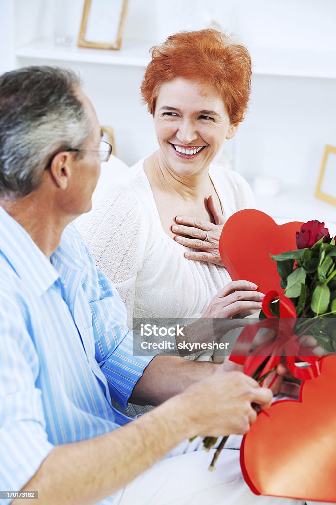 couple âgé avec des cadeaux pour la Saint-Valentin. - Photo de Rose - Fleur libre de droits