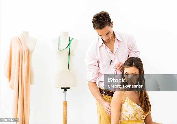 Exitosa Diseñadora De Moda En Su Estudio De Tomar Medidas Foto de stock y más banco de imágenes de Adulto