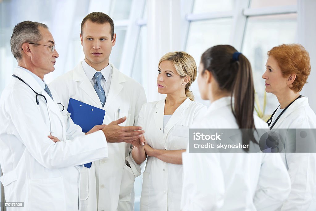Gruppe von Ärzten diskutieren medizinischen Fall. - Lizenzfrei Allgemeinarztpraxis Stock-Foto